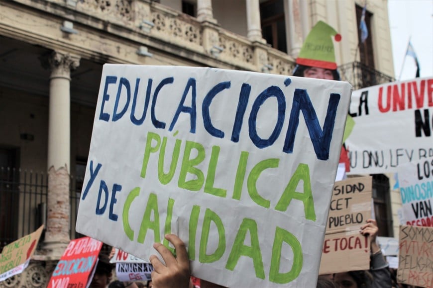 Frente a los discursos agresivos y las descalificaciones que siguieron a las masivas marchas en defensa de la educación pública, las entidades que componen la Mesa de Diálogo, recuerdan que la educación es "la herramienta más eficaz con que cuenta el Estado y la sociedad para garantizar la igualdad de oportunidades".