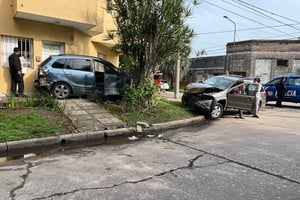 Como consecuencia del choque ambos rodados terminaron sobre la vereda.