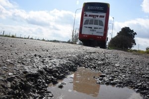 Uno de los tantos sectores en los que la ruta nacional 11 muestra graves deterioros. El tema es casi permanente en el Senado de Santa Fe que ahora creó para las redes viales provinciales una comisión que piensa en el usuario de los caminos. Crédito: Archivo El Litoral / Mauricio Garín