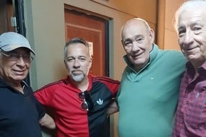 El Bambi Araos, Pablo Donnet, Raúl Oscar Costantino y Gustavo Ripke en la puerta de uno de los palcos de la cancha de Colón. Encuentro de tres ex jugadores inolvidables y preponderantes en la historia sabalera.