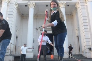 Sin la puerta, empleados limpiaron las escalinatas del Palacio Legislativo tras el ataque al edificio de unos pocos manifestantes desprendidos de la marcha principal. Crédito: Luis Cetraro.