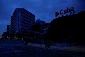 People gather in a plaza as Cuba is hit by an island-wide blackout, in Havana, Cuba, October 18, 2024. REUTERS/Norlys Perez  REFILE - QUALITY REPEAT     TPX IMAGES OF THE DAY