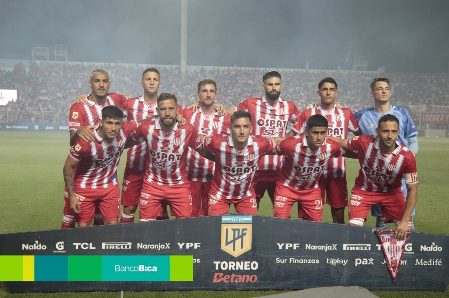 Sábado de fútbol por la noche en el 15 de Abril.