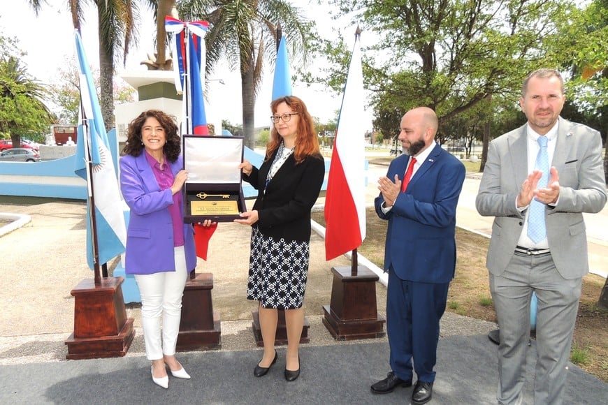 Jarmila Povejšilová, visitó la ciudad de Vera y fue recibida por la Intendente Paula Mitre en la municipalidad, junto sus acompañantes, el vicejefe de Misión de la Embajada Checa, Filip Kanda y el Cónsul para Santa Fe, Córdoba y Corrientes, Daniel Villalón.