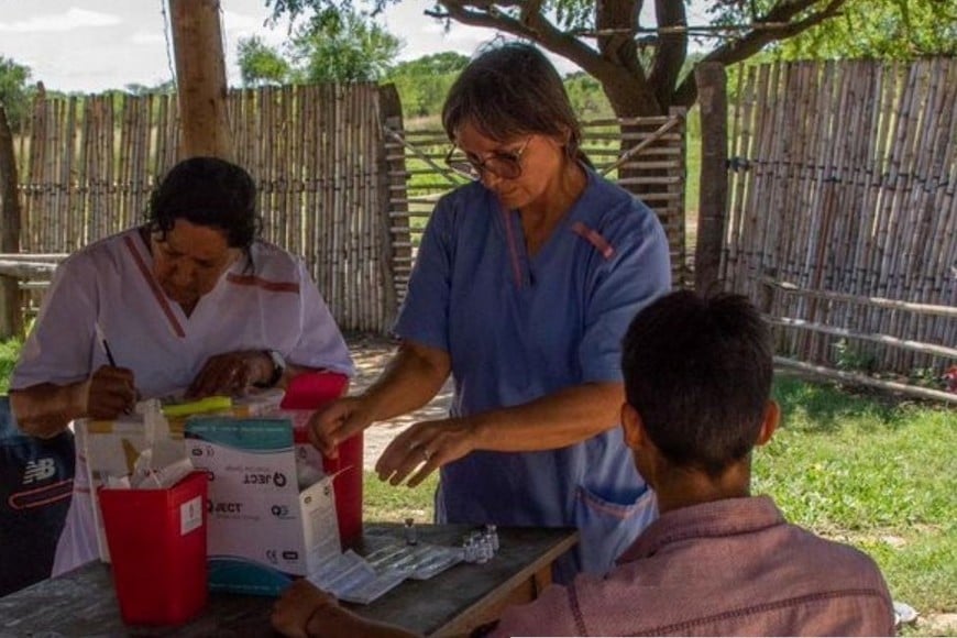 Vacunadores en plena tarea con los isleños.