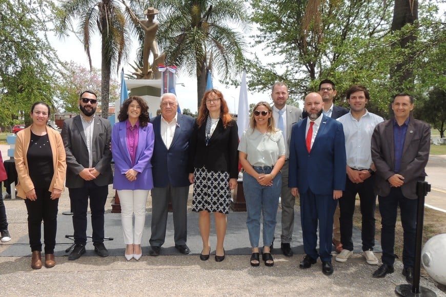 Jarmila Povejšilová, visitó la ciudad de Vera y fue recibida por la Intendente Paula Mitre en la municipalidad, junto sus acompañantes, el vicejefe de Misión de la Embajada Checa, Filip Kanda y el Cónsul para Santa Fe, Córdoba y Corrientes, Daniel Villalón.