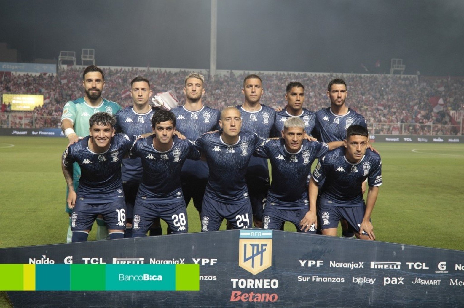 Sábado de fútbol por la noche en el 15 de Abril.