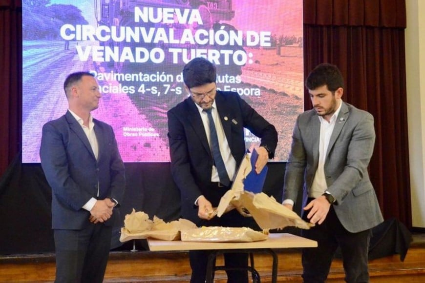 Enrico, Pullaro y Chiarella en la apertura de sobres.