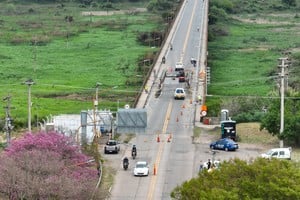 Cruce del Puente Carretero para peatones, motociclistas y ciclistas.Créditos: Fernando Nicola