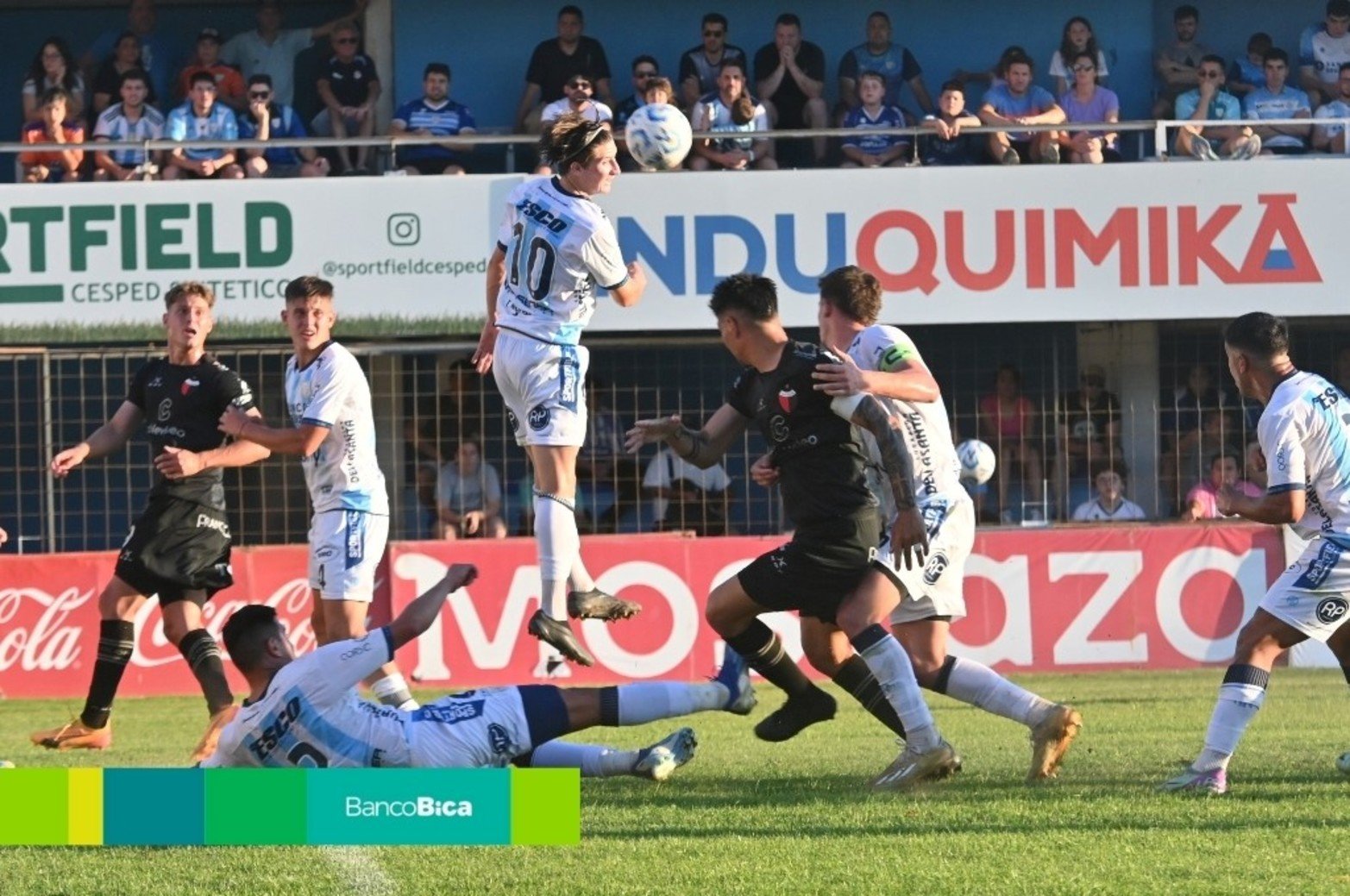 Tarde de fútbol en el Nuevo Monumental de Rafaela. Crédito: Gustavo Conti