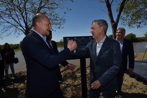 Omar Perotti y Juan Schiaretti, cuando fueron gobernadores, compartiendo un acto en Coronda. Hoy hay roces por el nombre "Hacemos". Crédito: Mauricio Garín / Archivo El Litoral