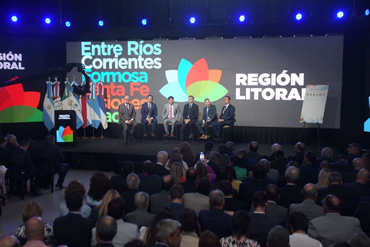 Firma del tratado “Región Litoral” en Santa Fe. Los gobernadores de Chaco, Formosa, Misiones, Corrientes, Entre Ríos y Santa Fe firmaron este miércoles un Tratado de Integración Regional para promover el desarrollo económico, logístico, productivo y social de la región, a la que se añadirá Córdoba en el futuro próximo.