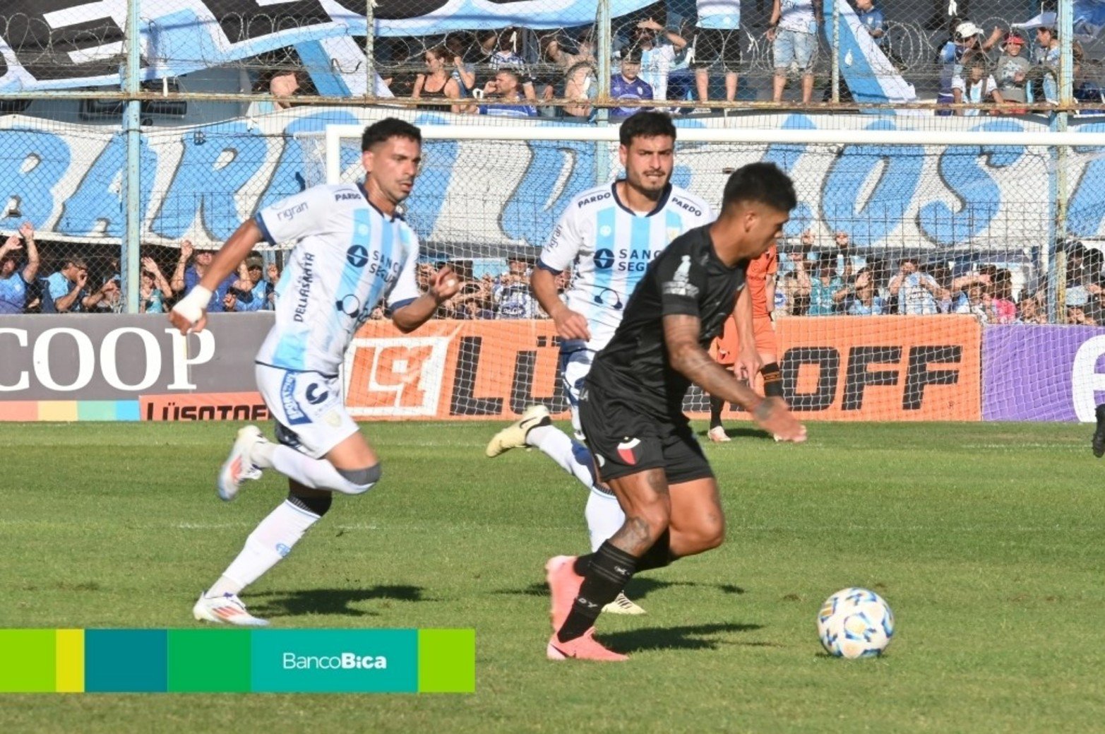 Tarde de fútbol en el Nuevo Monumental de Rafaela. Crédito: Gustavo Conti