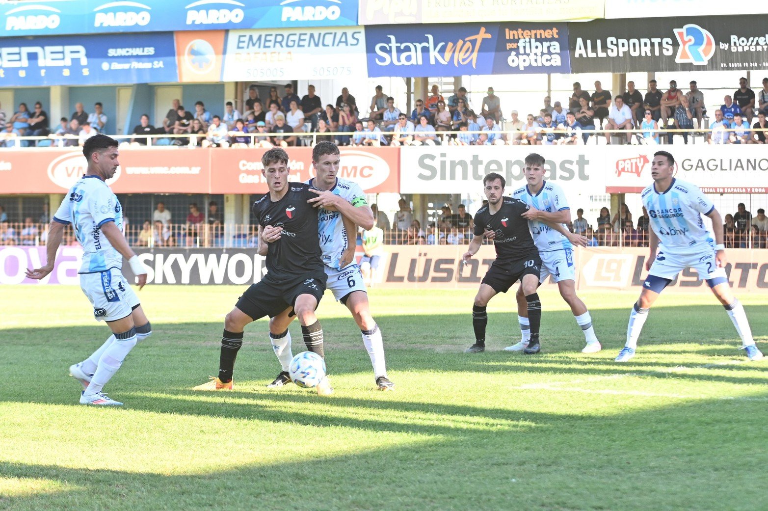 Cancha mala y la necesidad de no equivocarse confabularon para que se viera un partido impresentable