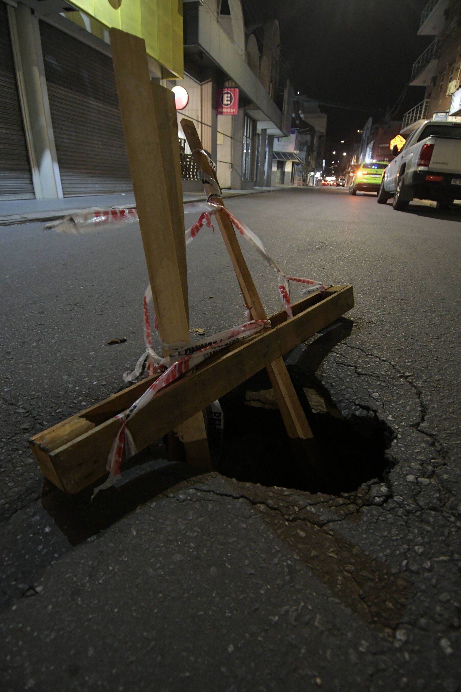 Cede el suelo en el microcentro de Santa Fe. El lunes se produjo un nuevo hundimiento en calle San Jerónimo cerca de la esquina con Eva Perón. Desde Assa estiman que este sábado podrán realizar los primeros trabajos e identificar la causa del desmoronamiento.