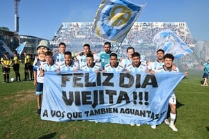 Atlético Rafaela celebra el Día de la Madre con el recibiento detrás. Foto: Gustavo Conti