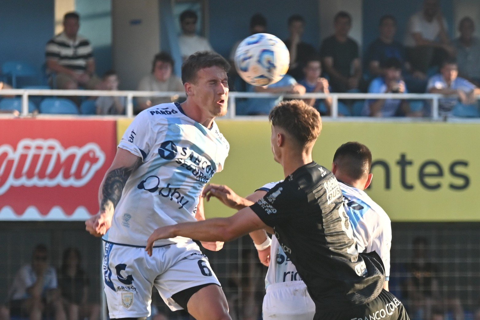 Mucha pelota por arriba y poco por abajo