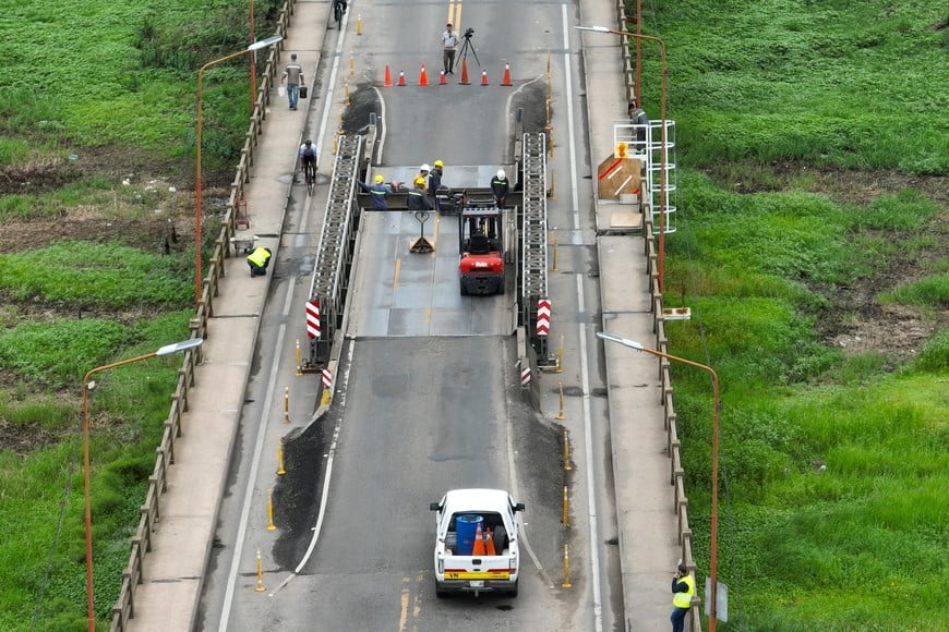 La obra transita firme. Este martes, el Puente Carretero estuvo cerrado por trabajos de reparación. Así que sólo motos, bicicletas y peatones pudieron circular con precaución por el puente Bailey. El puente permaneció cerrado al tránsito vehicular el martes, entre las 8:00 y las 19:00 horas.