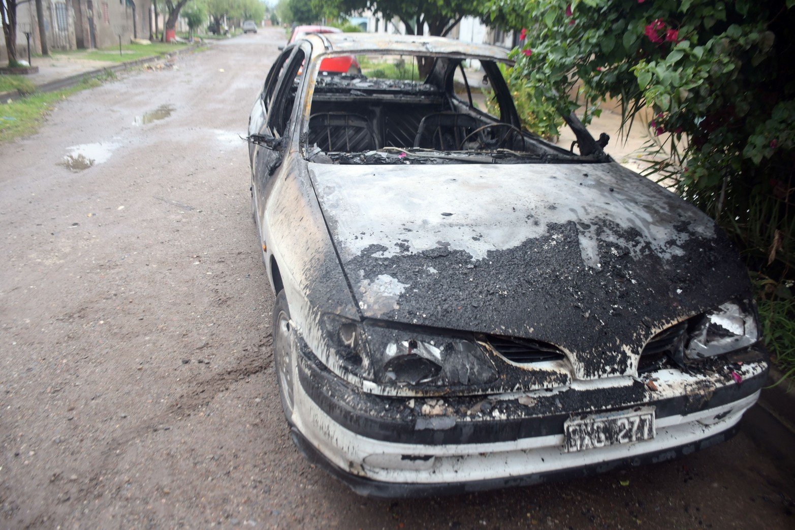 En barrio Barranquitas. Su exyerno le incendió el automóvil por segunda vez y el fuego afectó una vivienda. El vehículo afectado es un Renault Megane que estaba estacionado frente a un inmueble ubicado en Juan Díaz de Solís 4100.