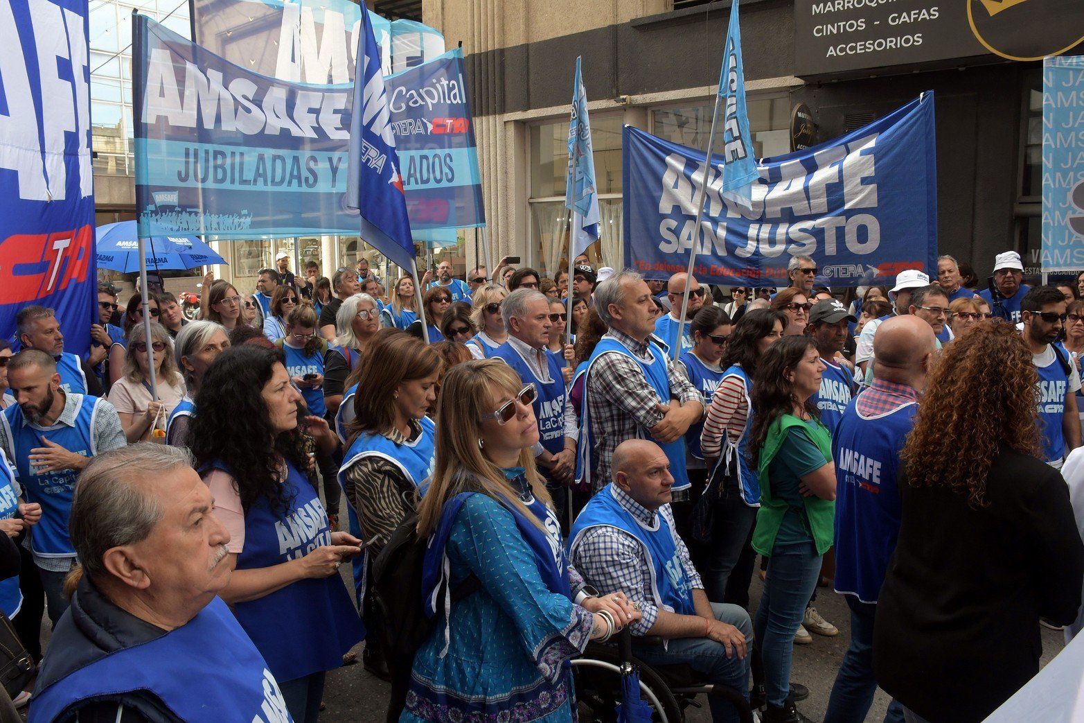 Protesta. Fuerte concentración de docentes públicos en la Caja de Jubilaciones de Santa Fe
Participan representantes de toda la provincia, en disconformidad con la política salarial y, principalmente, la reforma previsional. En medio de la congestión vehicular, está interrumpido el tránsito por calle Primera Junta entre San Gerónimo y 9 de Julio.