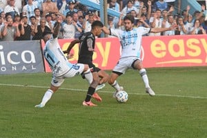 En un campo de juego que conspiró contra el buen juego, Brian Guille fue de los únicos en Colón que se las ingenió para mostrar algo diferente, aunque con poca fortuna para quebrar el cero ante Rafaela. Foto: Gustavo Conti.