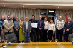 Jorge Fenoy y la Mesa del Diálogo Santafesino,  en la Cámara de la Construcción. Reconocimento por su participación, desde el año 2018 a la fecha al ex arzobispo de Santa Fe.