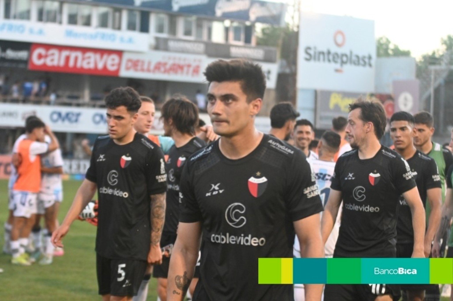 Tarde de fútbol en el Nuevo Monumental de Rafaela. Crédito: Gustavo Conti