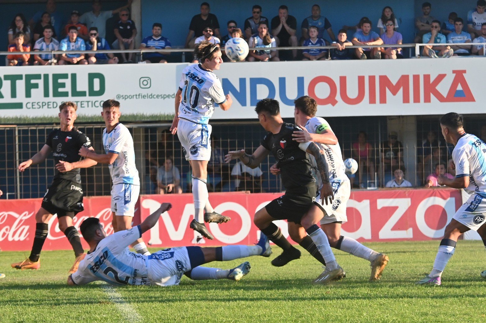 Atlético de Rafaela y Colón pareció que jugaban un partido de rugby y no uno de fútbol