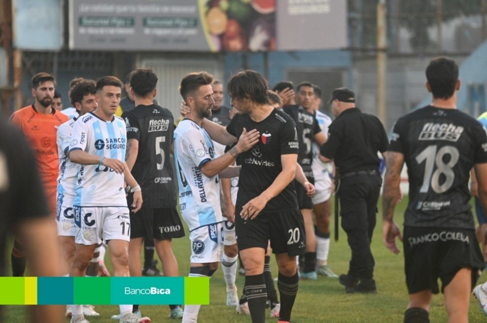 Tarde de fútbol en el Nuevo Monumental de Rafaela. Crédito: Gustavo Conti