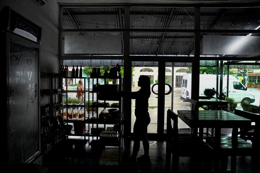 FILE PHOTO: A woman works in a restaurant during a blackout in Havana, Cuba, October 17, 2024. REUTERS/Norlys Perez/File Photo