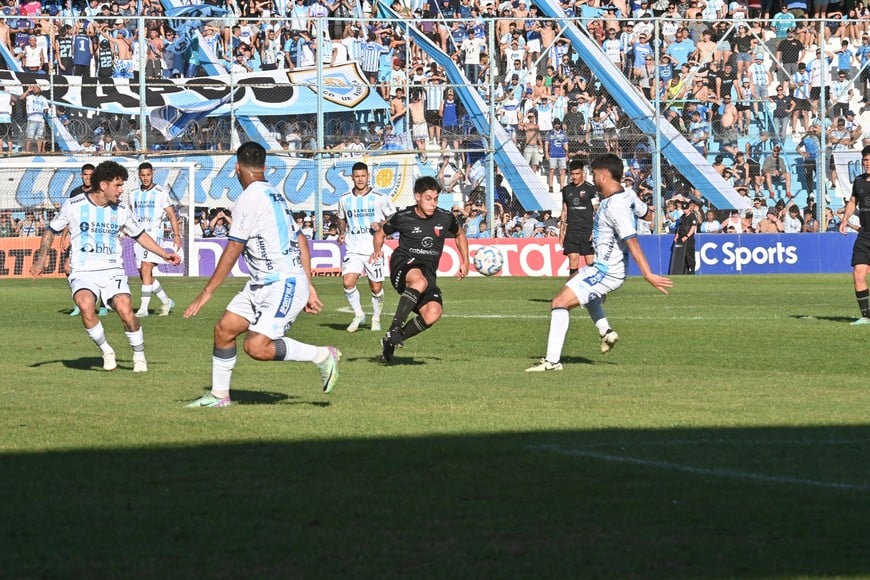 Colón-Atlético Rafaela juegan en el Monumental. Foto: Gustavo Conti