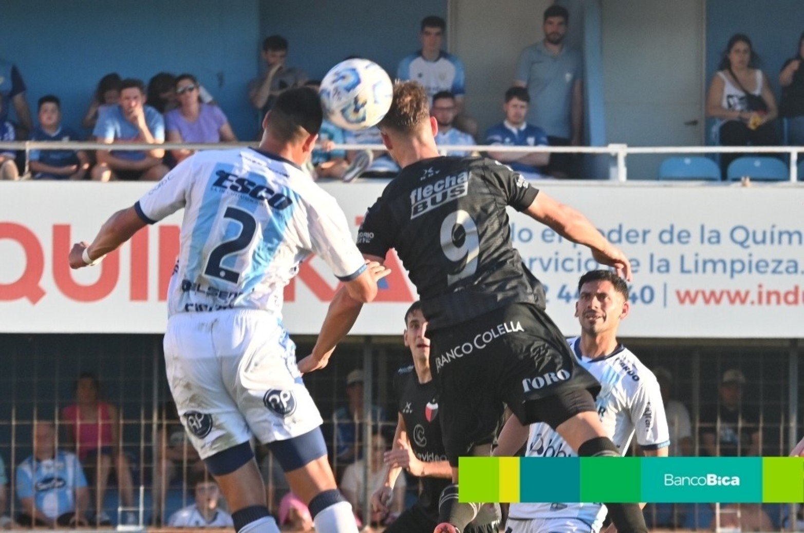 Tarde de fútbol en el Nuevo Monumental de Rafaela. Crédito: Gustavo Conti