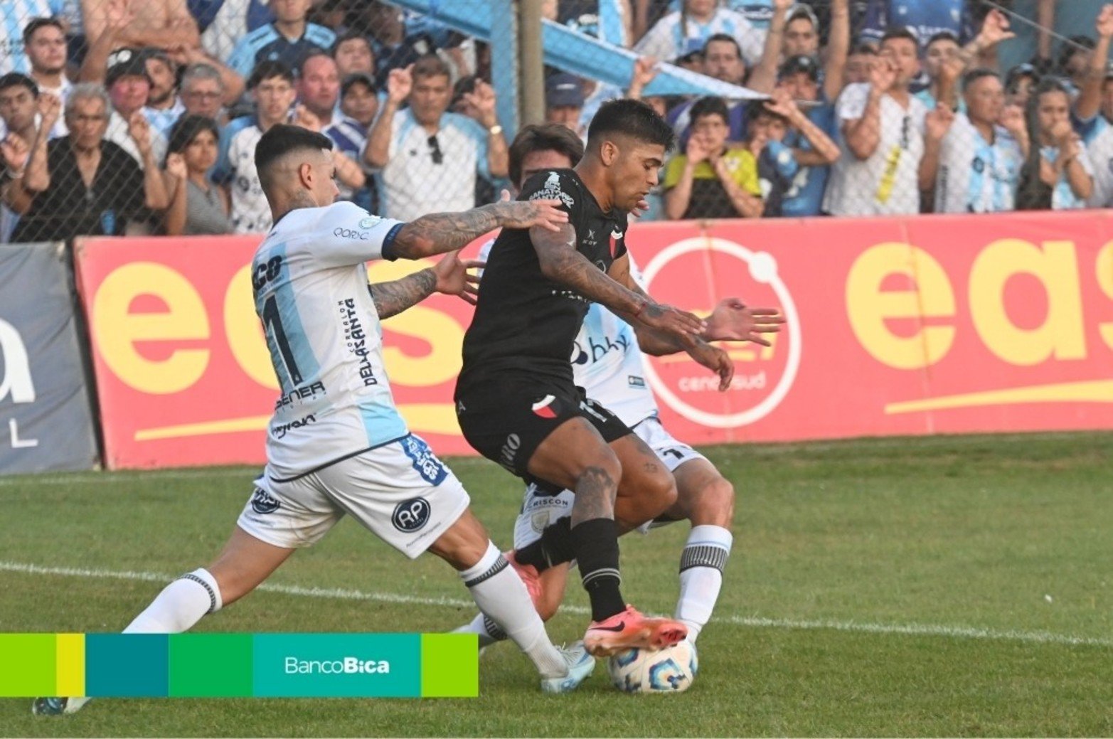 Tarde de fútbol en el Nuevo Monumental de Rafaela. Crédito: Gustavo Conti