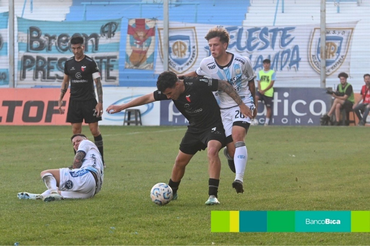 Tarde de fútbol en el Nuevo Monumental de Rafaela. Crédito: Gustavo Conti