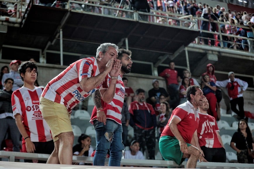 Tres golpazos seguidos. La derrota de Unión contra Huracán se suma a las dos caídas anteriores, Central Córdoba de Santiago del Estero en Santa Fe y Sarmiento en Junín. Fueron tres derrotas seguidas sin poder marcar ni siquiera un gol. Es un momento complicado para el Unión del "Kily". Crédito: Matías Pintos