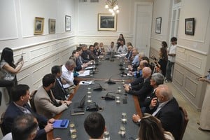 Funcionarios del Gobierno de Santa Fe mantuvieron un encuentro con representantes de las principales entidades productivas de la ciudad capital y la región con el fin de dialogar sobre el futuro de la Hidrovía Paraná-Paraguay y el impacto de la medida anunciada por el Gobierno Nacional. Gentileza