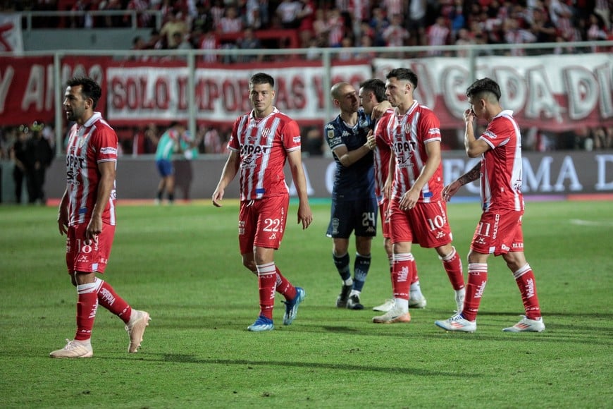 Tres golpazos seguidos. La derrota de Unión contra Huracán se suma a las dos caídas anteriores, Central Córdoba de Santiago del Estero en Santa Fe y Sarmiento en Junín. Fueron tres derrotas seguidas sin poder marcar ni siquiera un gol. Es un momento complicado para el Unión del "Kily". Crédito: Matías Pintos