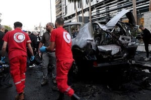 Rescatistas trabajan en el sitio del ataque, en el barrio Mazzeh de Damasco. Xinhua.