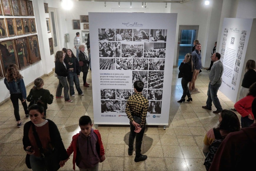 La imagen corresponde a la "Noche de los museos", en la sección de la muestra "Registros de la Constitución. 30 años de la Reforma en Santa Fe", que organizó El Litoral junto al museo y la UNL. Foto: Matías Pinto