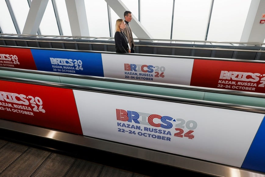 People use a moving walkway at the venue of the BRICS summit in Kazan, Russia October 21, 2024. REUTERS/Maxim Shemetov