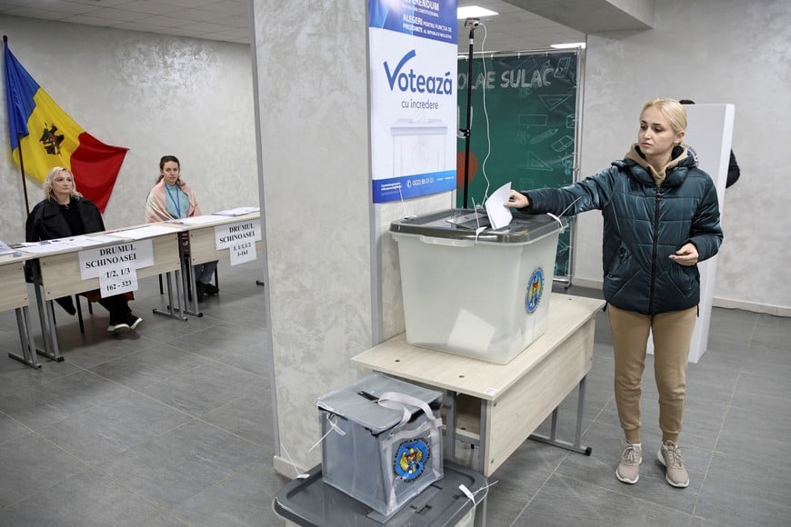 A voter casts a ballot at a polling station, as the country holds a presidential election and a referendum on joining the European Union, in Chisinau, Moldova October 20, 2024. REUTERS/Vladislav Culiomza