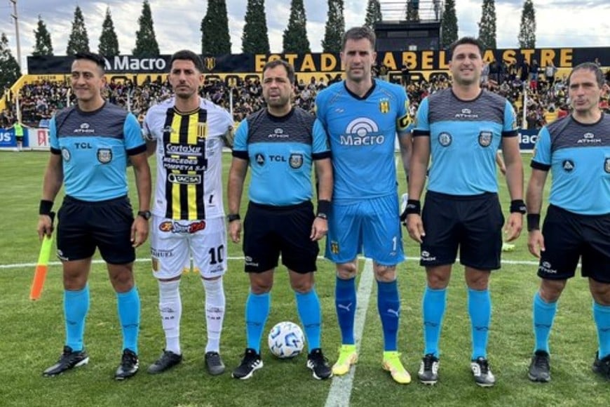 Con toda la confianza. El plantel de Deportivo Madryn festeja en el vestuario la goleada 5-1 como local sobre Almirante Brown. El triunfo le posibilita llegar a la última fecha con la chance de jugar la final por el primer ascenso ante San Martín de Tucumán, siempre y cuando le gane a Colón en el Centenario.