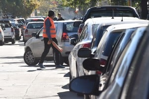 Los cuidacoches que se pudieron insertar en cooperativas de trabajo están trabajando con alto presentismo, aseguró el intendente capitalino. Crédito: Archivo El Litoral / Flavio Raina