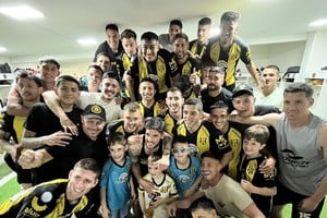 Con toda la confianza. El plantel de Deportivo Madryn festeja en el vestuario la goleada 5-1 como local sobre Almirante Brown. El triunfo le posibilita llegar a la última fecha con la chance de jugar la final por el primer ascenso ante San Martín de Tucumán, siempre y cuando le gane a Colón en el Centenario.