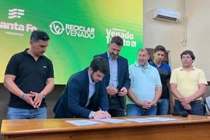 Firma del convenio entre el municipio de Venado Tuerto y la Provincia.