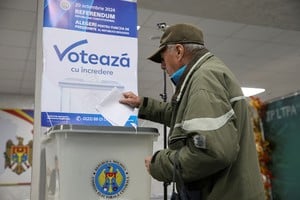 Votación en el referéndum este domingo en Moldavia. Crédito: Vladislav Culiomza/Reuters