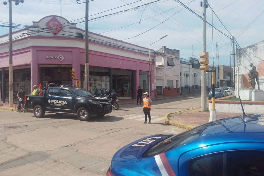 Pleno centro corondino: en esta cuadra hay un gran comercio, una mutual, una cochería, un gimnasio y varios negocios.