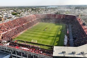 ¡Partidazo en el Brigadier!. Este sábado, a la hora señalada (15.05), Colón-Deportivo Madryn se llevará las miradas de gran parte del mundo del ascenso. En la otra señal, a pantalla partida, se televisará Nueva Chicago-Brown de Adrogué desde la República de Mataderos. Crédito: Fernando Nicola