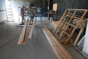 También mejoraron su actividad en términos interanuales los sectores de productos metálicos para uso estructural, prendas de vestir y carne vacuna, entre otros. Foto: Guillermo Di Salvatore/Archivo