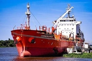 El "Commencement", un buque tanque de uso fluvial y marítimo de 128,6 metros de eslora y 220,4 de manga, operando en la terminal portuaria santafesina. Algo que ya no podrá suceder y volcará camiones a las rutas. Gentileza